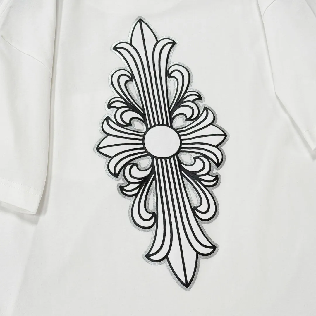 P180 Chrome Hearts 25 high-end versions. The fabric is made of 300 grams of high-density cotton. It does not deform or shrink. It has three labels. It is the same style for men and women. Technology: suede foaming + digital silver printing. Color: white, black. SIZE: S-XL.
